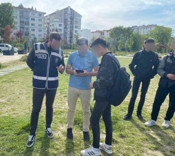 Polis ekipleri parklarda 33 şüpheliyi sorguladı
