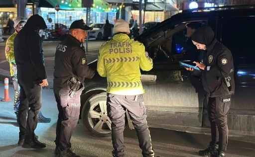 Polis ekiplerinin denetiminde elektro şok tabancası ele geçirildi
