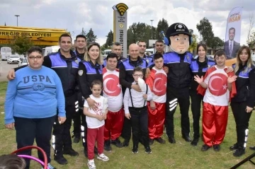 Polis, engelli çocukları unutmadı