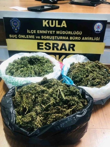 Polis ikna etti, 888 gram esrar ele geçirdi
