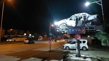 Polis kaza yapan aracı yol kenarında sergileyip hız sınırına dikkat çekti
