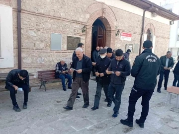 Polis namaz sonrası broşür dağıttı
