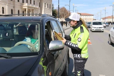 Polis tarafından durdurulunca ceza yediklerini sandılar, durum çok farlı çıktı
