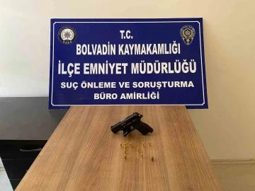 Polis yaptığı aramada ruhsatsız tabanca ele geçirdi
