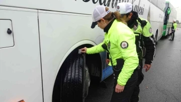 Polis, yolcu otobüslerini tek tek durdurdu...51 sürücüye ceza kesildi
