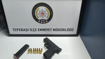 Polise mukavemet gösteren şahısların aracından tabanca çıktı
