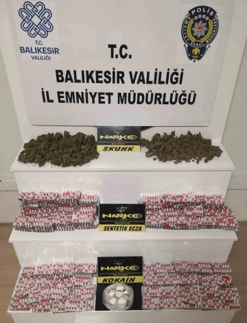 Polisin durdurduğu otomobil uyuşturucu deposu çıktı
