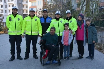 Polisin örnek davranışı üzerine hayırsever tarafından engelli şahsa akülü araç hediye edildi