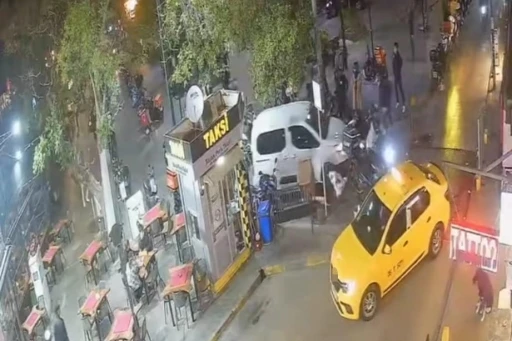 Polisten kaçarken motosikletleri ezdi geçti, o anlar kamerada