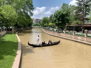 Porsuk Çayı’nın ilginç rengi gondol seferlerine başka bir hava katıyor
