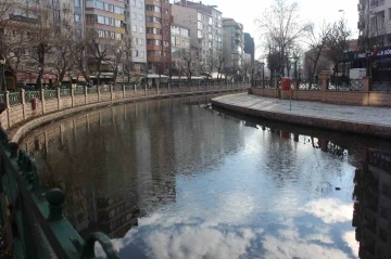 Porsuk Çayı yüzeyi buz tutmaya başladı
