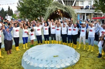 Protokol üyeleri Sarıgöl’de üzüm suyu çıkardı
