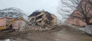 Pülümür’de, ağır hasarlı konutların yıkımına başlandı
