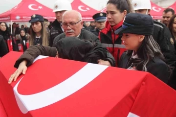 &quot;Dur&quot; ihtarına uymayan sürücünün çarptığı polis, son yolculuğuna uğurlandı
