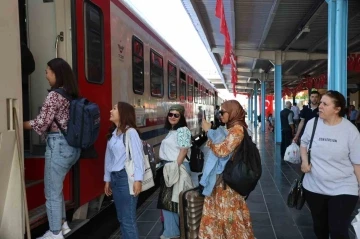 &quot;Turistik Diyarbakır Ekspresi&quot; ile Diyarbakır’a gelenler kente hayran kaldı