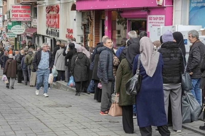 Ramazan alışverişi için kasaplarda metrelerce et ve kıyma kuyruğu
