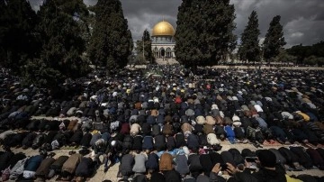 Ramazan ayının ikinci cuma namazında on binlerce kişi Mescid-i Aksa’da saf tuttu