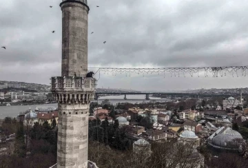 Ramazan ayının simgesi mahyalar camileri süslemeye başladı