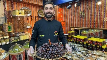 Ramazan’ın vazgeçilmez lezzeti hurma 250 TL’den satılıyor
