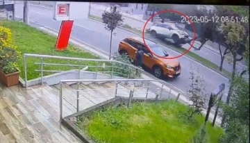 Refüjdeki ağaca çarpan otomobildeki anne ile 2 kızı yaralandı; kaza anı kamerada