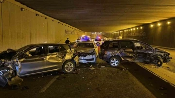 Refüjü aşan otomobil karşı yönden gelen otomobillere çarptı: 5 yaralı
