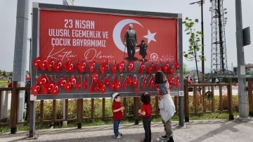 Reklam panolarını gören çocuklar şaşırdı
