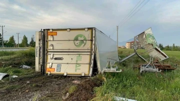 Reklam tabelasına çarparak devrilen sakatat yüklü tırın sürücüsü yaralandı
