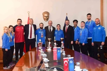 Rektör Erdal, şampiyon sporcuları ağırladı
