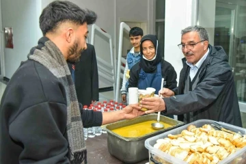 Rektör Gavgalı, sınavlara hazırlanan öğrencilere çorba ikram etti
