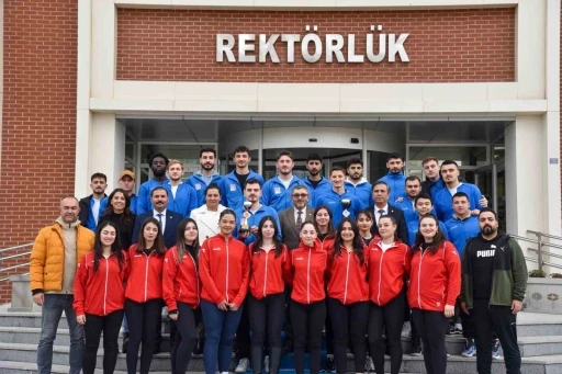 Rektör Kaplancıklı, futbol ve voleybol takımıyla ile bir araya geldi
