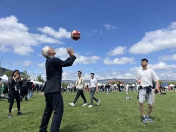 Rektör Özcan performansı öğrencilere taş çıkardı
