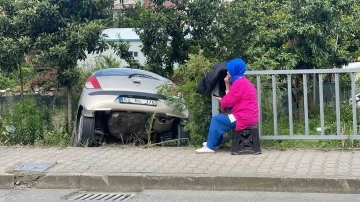 Rize’de bariyerleri aşarak bahçe ile kaldırım arasında asılı kaldı
