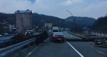 Rize’de fırtına nedeniyle çatılar uçtu
