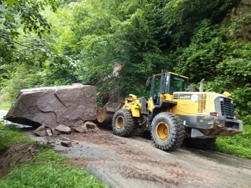 Rize’de heyelanda kapanan yol tekrardan ulaşıma açıldı
