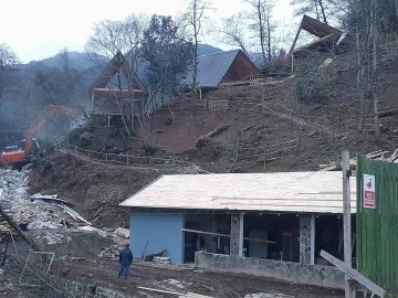 Rize’de ruhsatsız 1 restoran ve 11 bungalov yıkıldı
