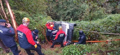 Rize’de uçuruma yuvarlanan araç askıda kaldı, sürücüyü ekipler kurtardı
