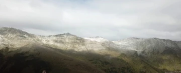 Rize’nin yüksek kesimlerine mevsimin ilk karı yağdı
