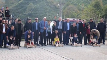 Rize'de babalar ve çocukları tahta arabalarla yarıştı