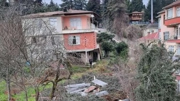 Rize'de kuvvetli rüzgar nedeniyle bazı ev ve iş yerlerinin çatısı uçtu