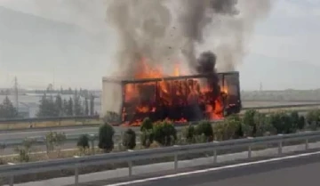 Rulo karton yüklü TIR’ın dorsesi alev alev yandı