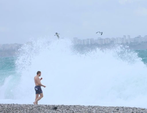 Rus turist fırtınanın oluşturduğu dev dalgalar arasında denize girdi