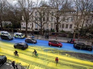 Rusya’nın Londra Büyükelçiliği’nin önündeki yol Ukrayna bayrağı renklerine boyandı
