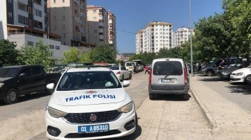 Rüzgarın azizliğine uğrayan genç kızın imdadına polis yetişti
