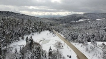 Safranbolu'da karla kaplanan ormanlar ve tarihi konaklar dronla görüntülendi