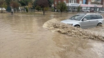 Sağanak bazı illerde hayatı olumsuz etkiledi