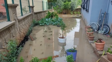 Sağanak yağış Mersin’de hayatı olumsuz etkiledi
