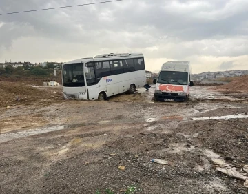 Sağanak yağış nedeniyle yol çöktü