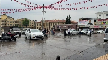 Sağanak yağış parkın istinat duvarının çökmesine neden oldu
