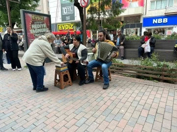 Sağanak yağış sonrası güneş açınca kent merkezi doldu taştı
