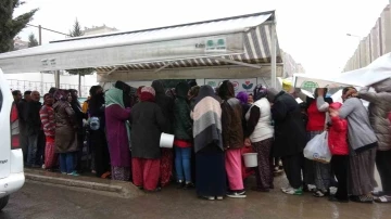 Sağanak yağmur depremzedelere zor anlar yaşattı
